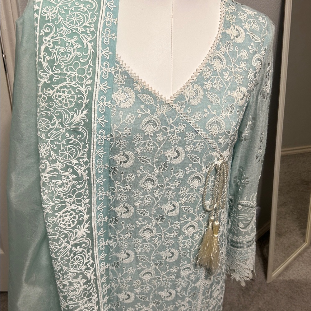 Shalwar kameez green white anarkali style with organza duppatta trousers. S - Picture 3 of 17